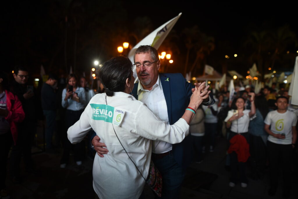 Bernardo Arévalo, el candidato del Movimiento Semilla,  bailando con su esposa, la doctora Lucrecia de Peinado durante el cierre de campaña en primera vuelta electoral. Foto: Edwin Bercián
